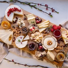 Découvrez comment le miel et les confitures subliment le goût de vos fromages préférés