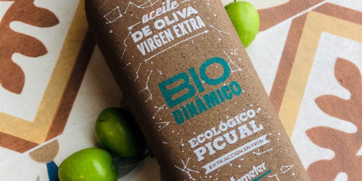 Elevate your classic salads with the intense flavor of Picual extra virgin olive oil.