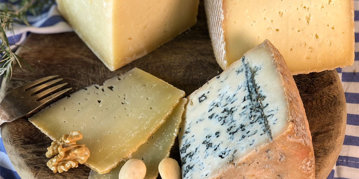 Le voyage le plus délicieux ne passe pas par un aéroport, mais par une planche de fromages fabriquée en Espagne.