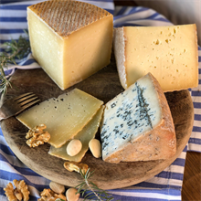 Le voyage le plus délicieux ne passe pas par un aéroport, mais par une planche de fromages fabriquée en Espagne.