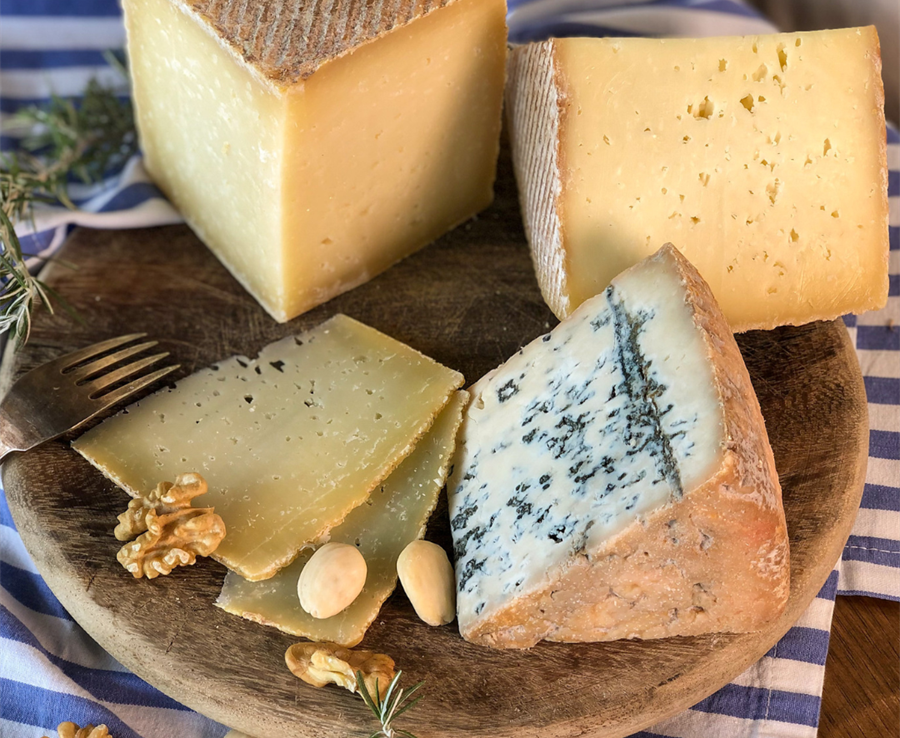 Le voyage le plus délicieux ne passe pas par un aéroport, mais par une planche de fromages fabriquée en Espagne.