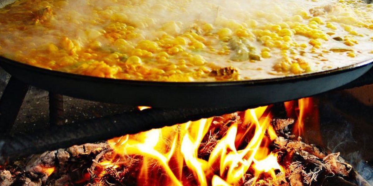 Mediterranean Cuisine: Paella, Risotto, and Pairings with White and Sparkling Wines