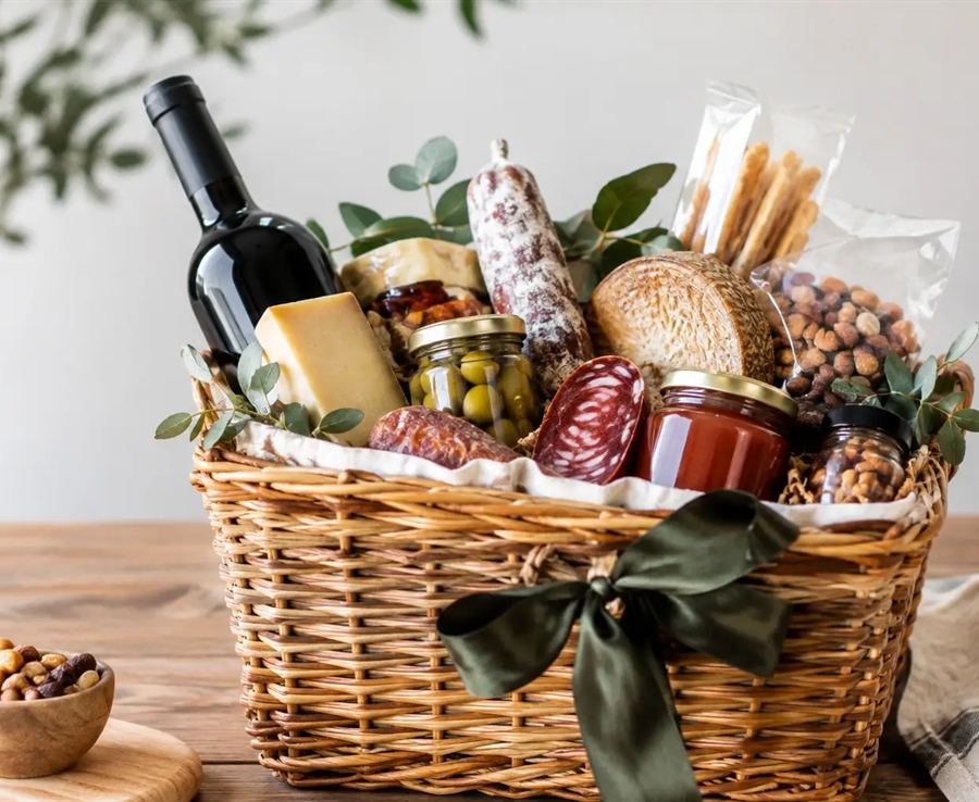 What to Put in a Spanish Gourmet Gift Basket